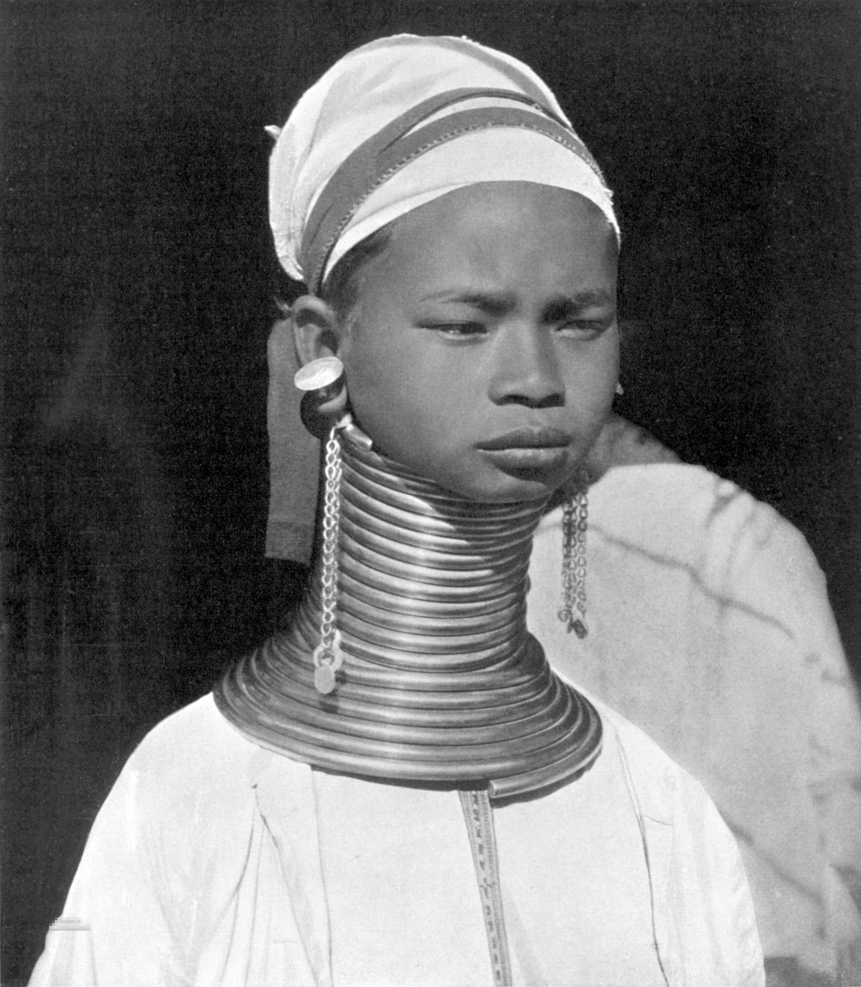 Длинные шеи в африке. Женщины племени Падаунг. Африканское племя Падаунг. Кольца на шее африканских женщин.