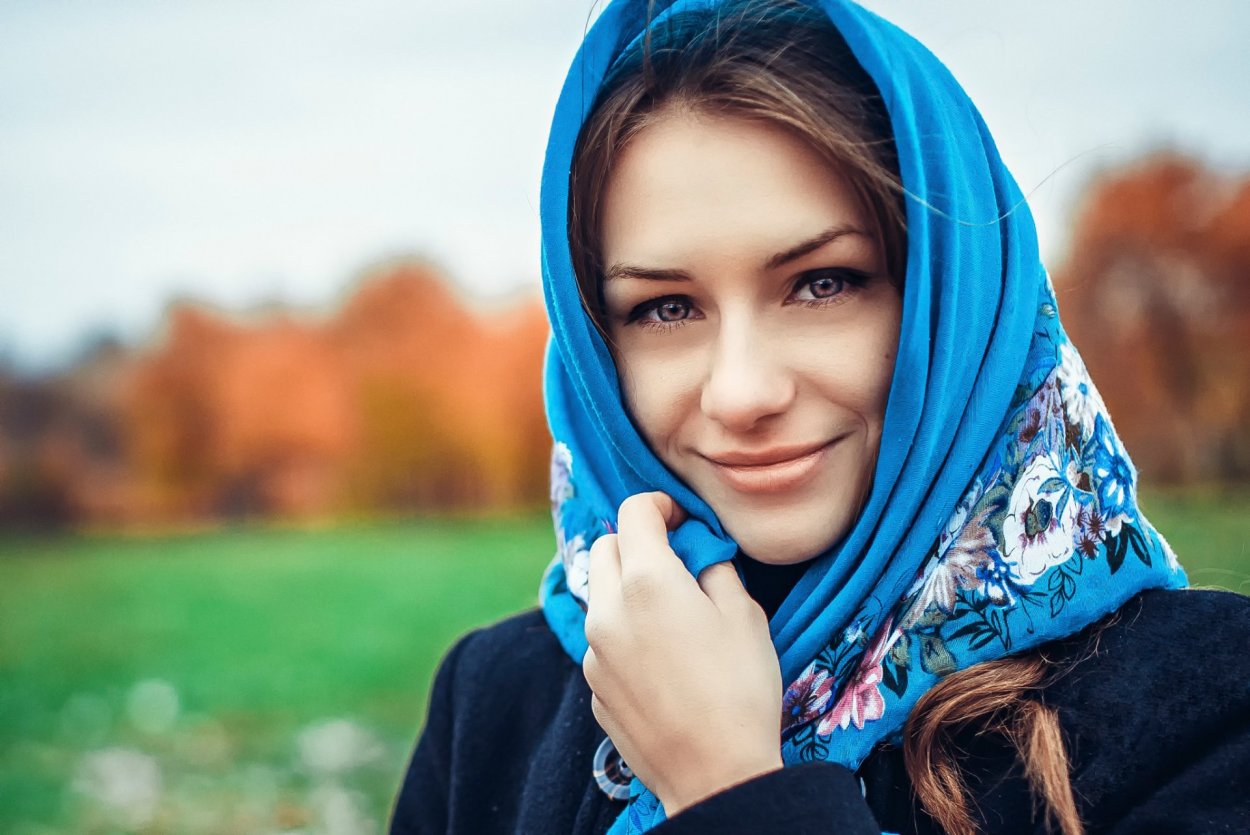 Красивая женщина в платке