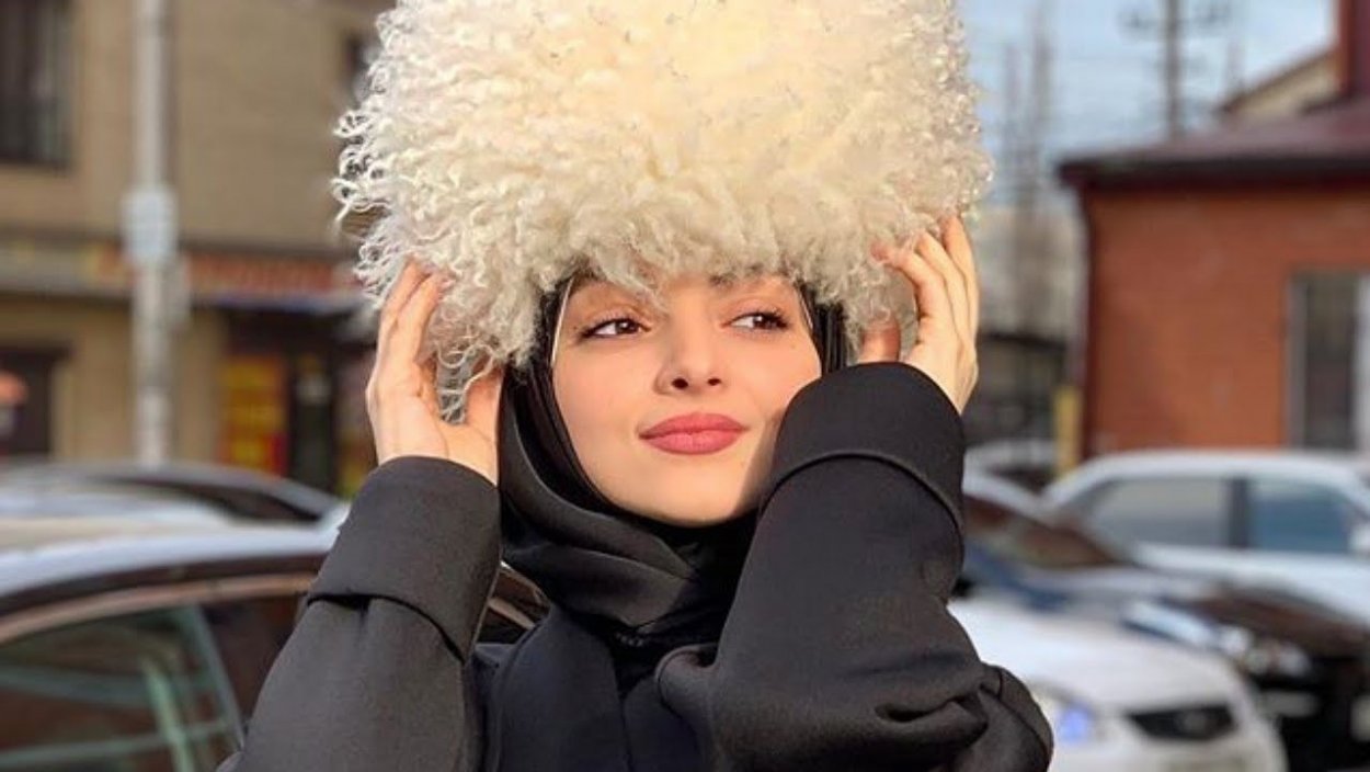Красивая девушка в папахе