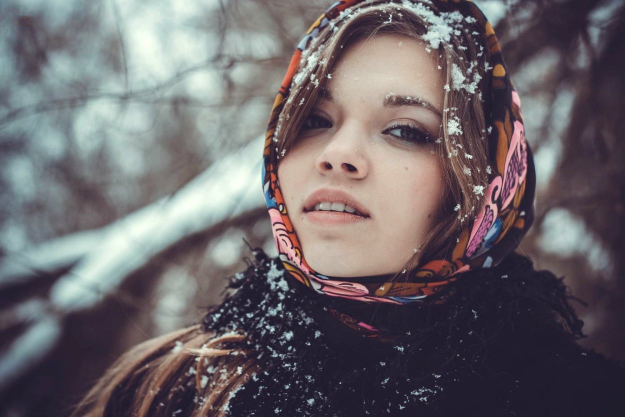 Красивая девушка в платке