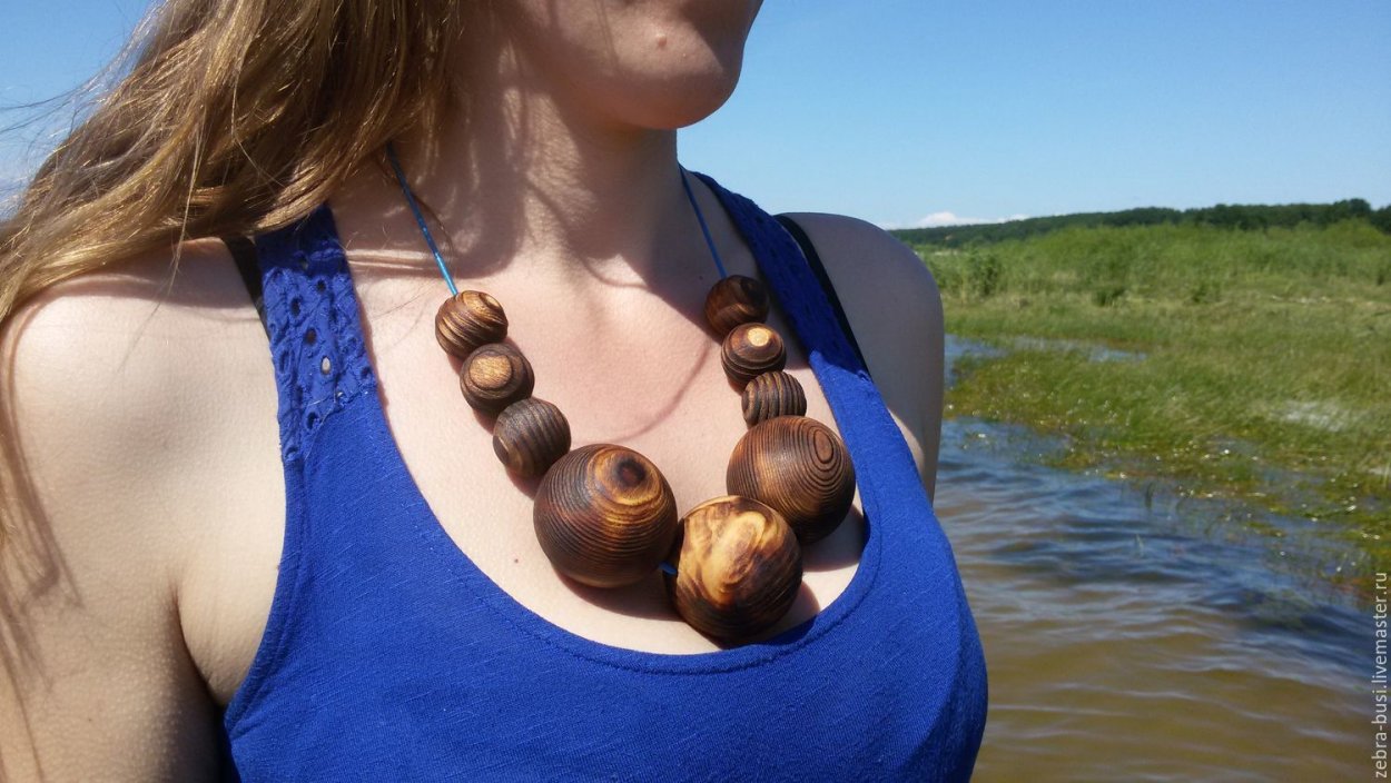 Украшения деревянные на шею