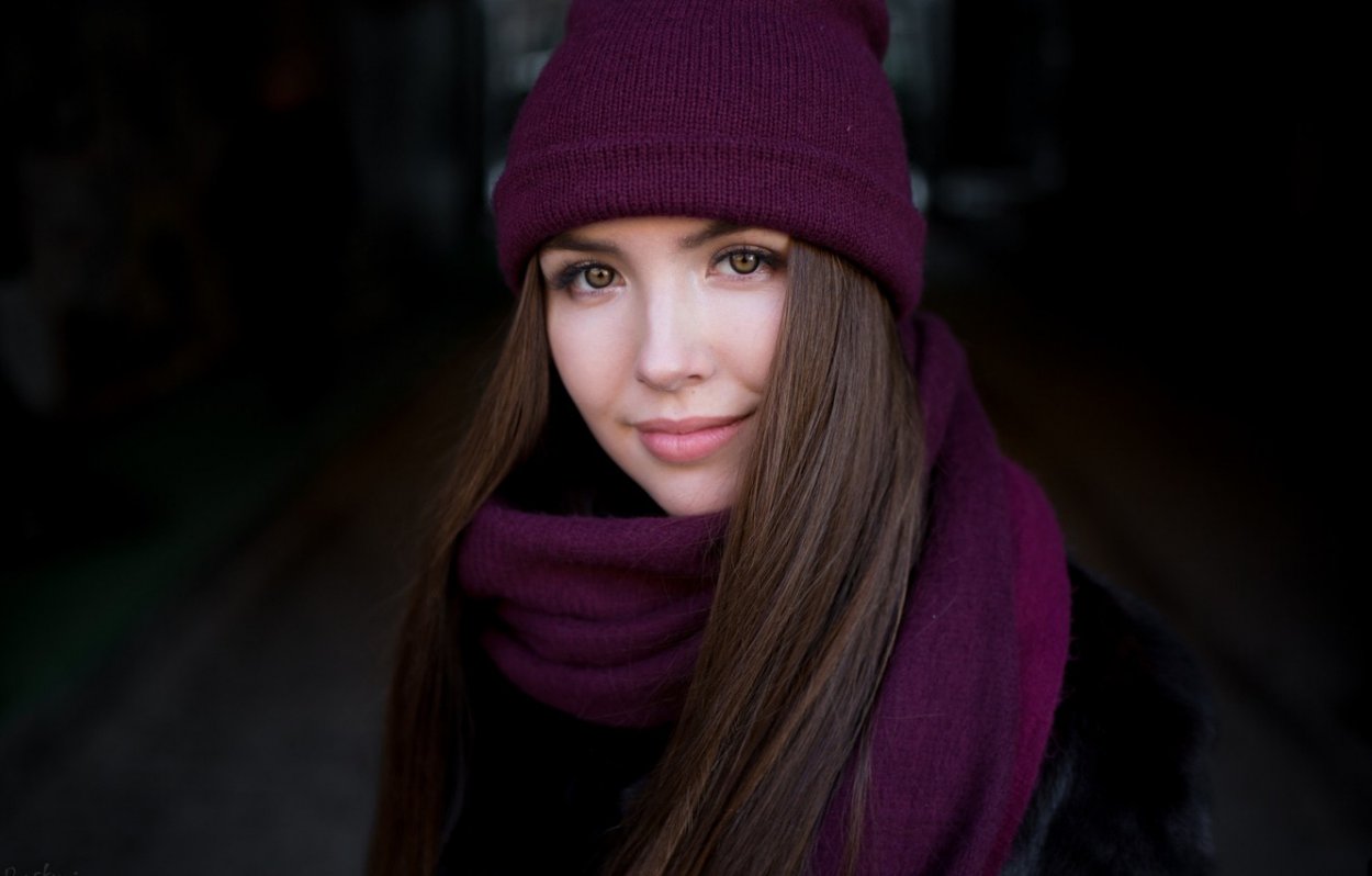 Шатенка в шапке