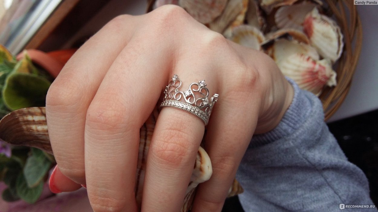 Кольцо корона на руке jewerly