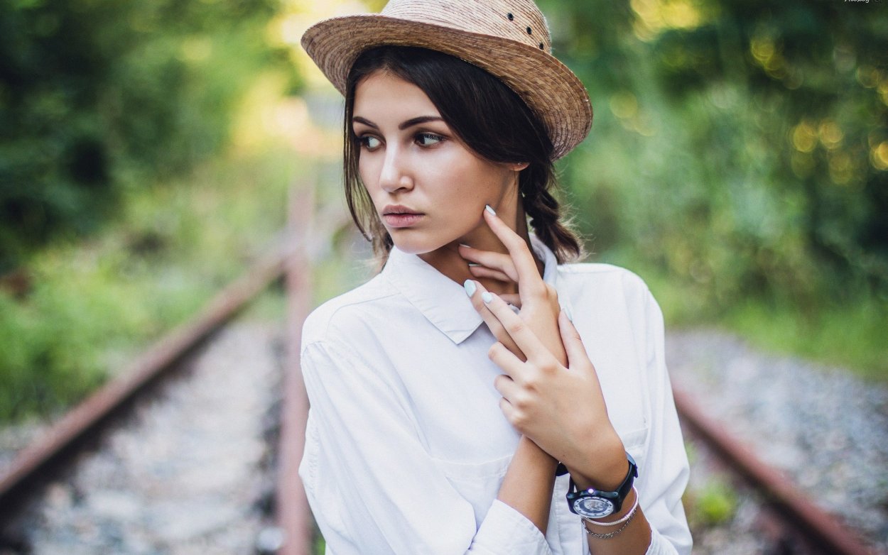 Шляпа с белой блузкой
