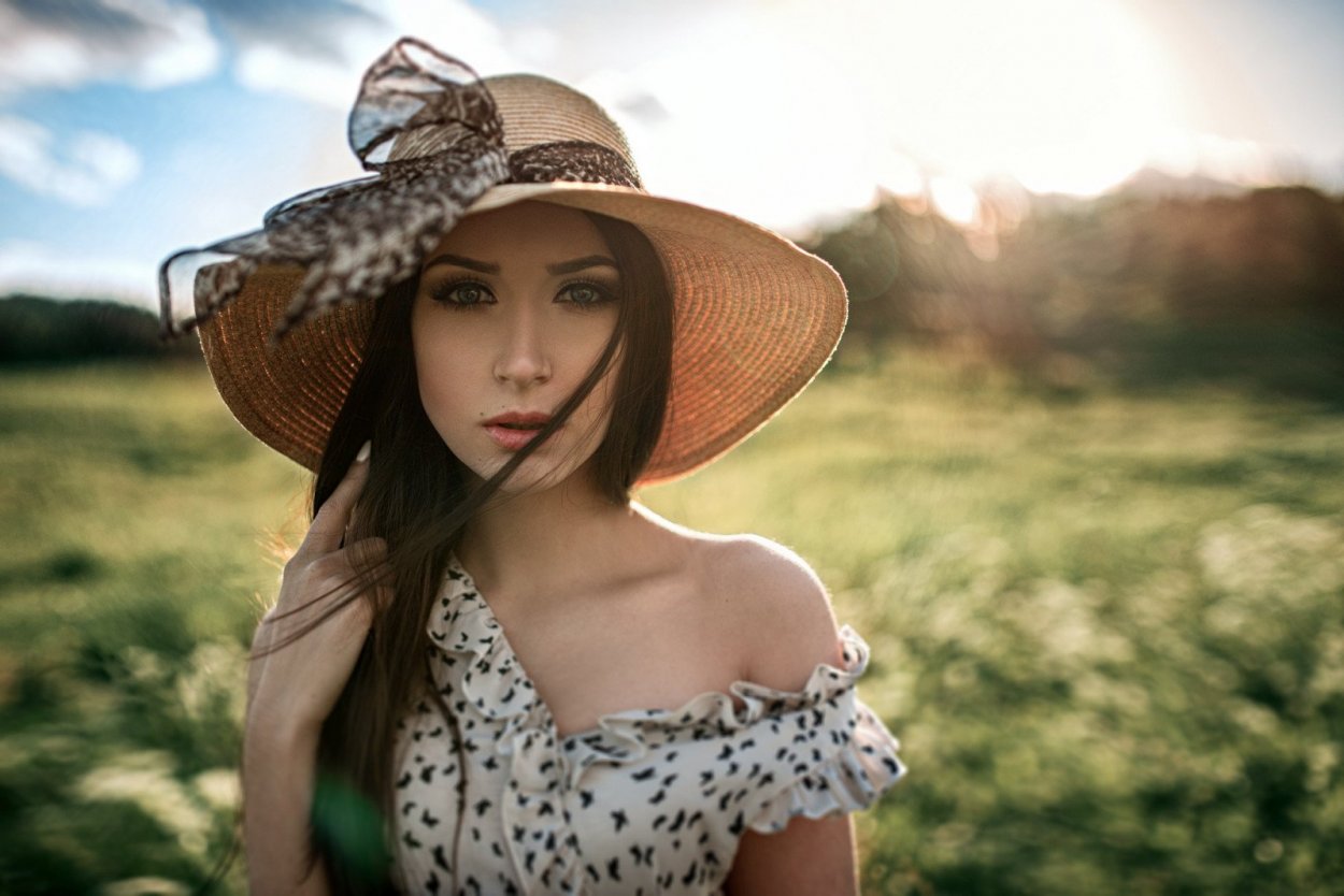 Девушка с каре в шляпе