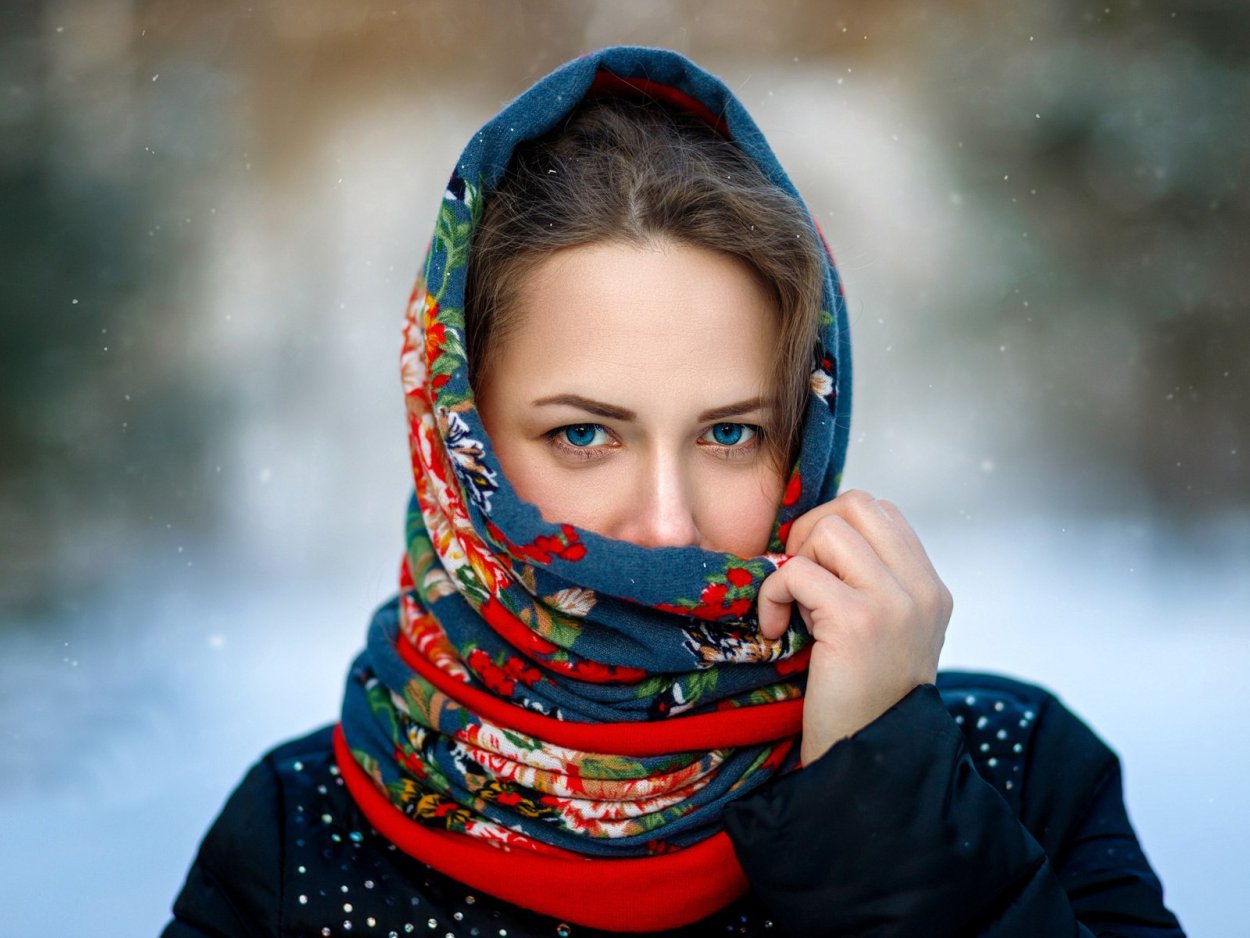 Палантин на плечах