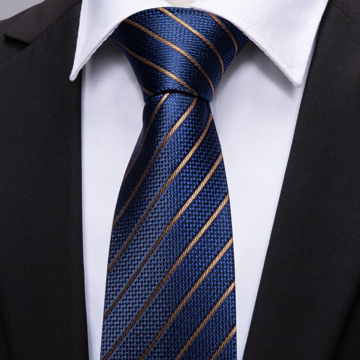 Темно синий галстук