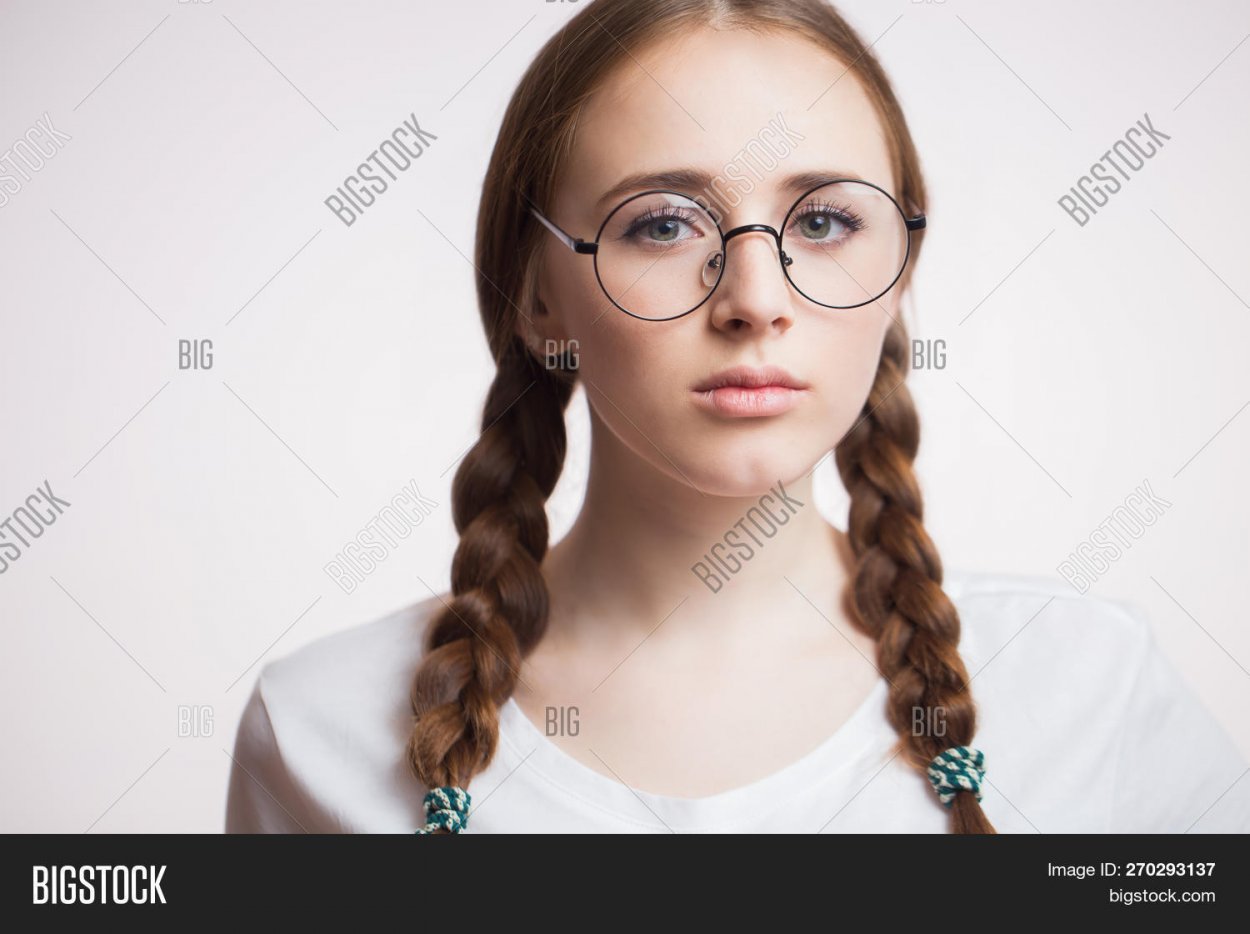 Девушка с косой и в очках