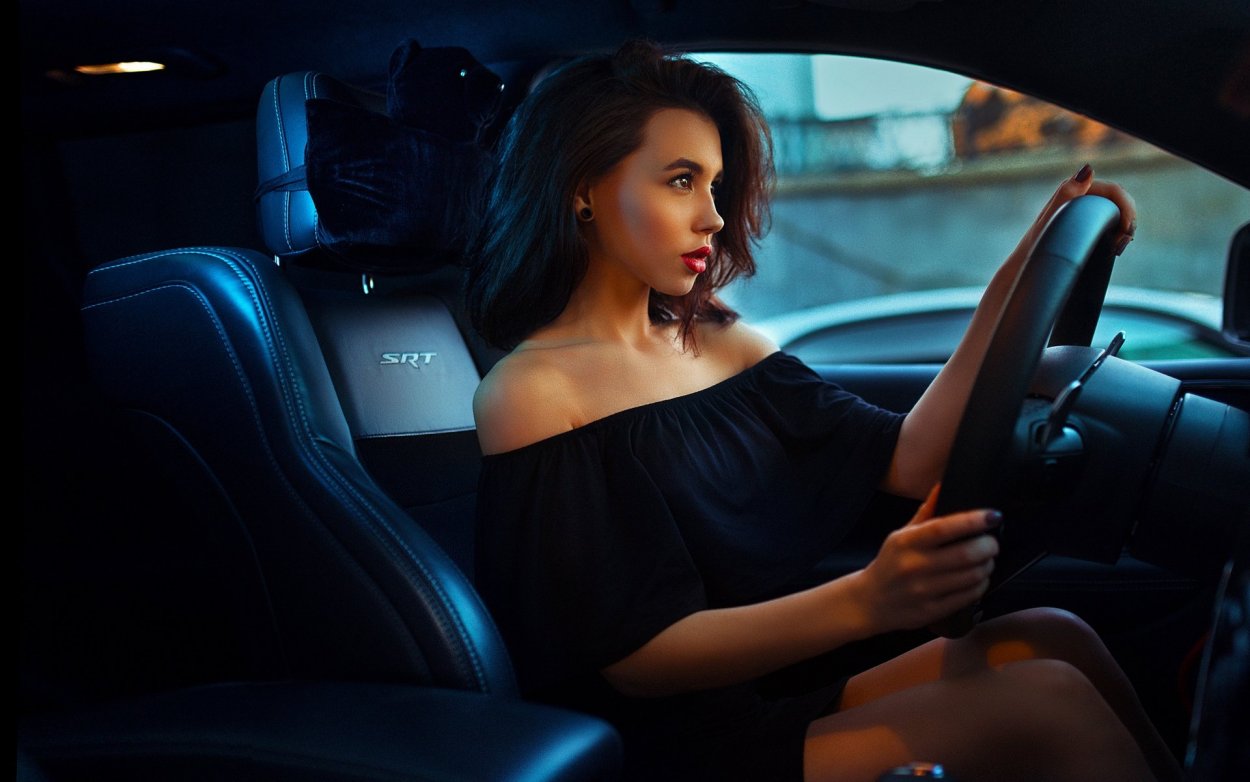 Девушка в салоне авто