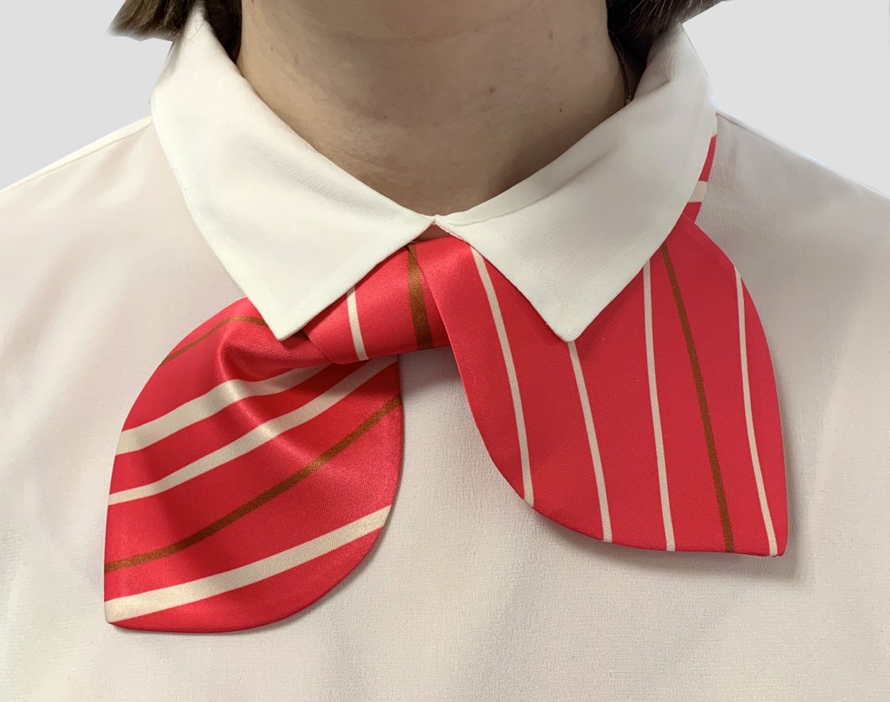 Галстук на груди