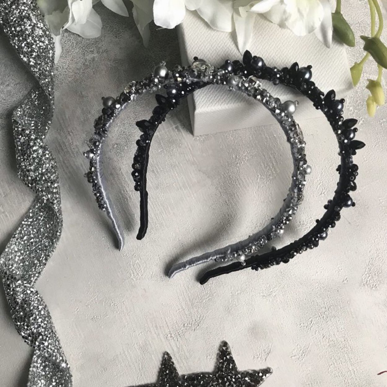 Ободок из бусин Chanel