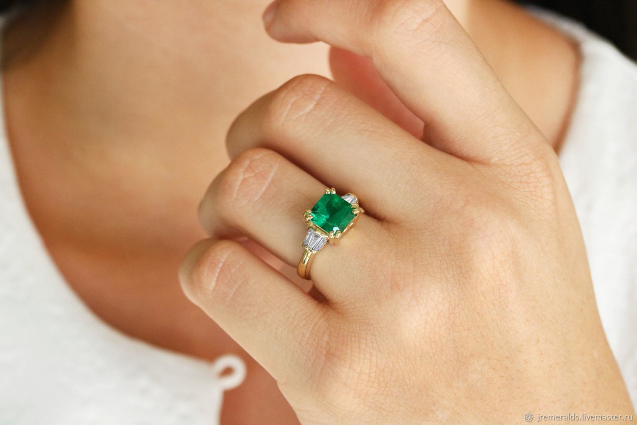Золотое кольцо с зеленым камнем