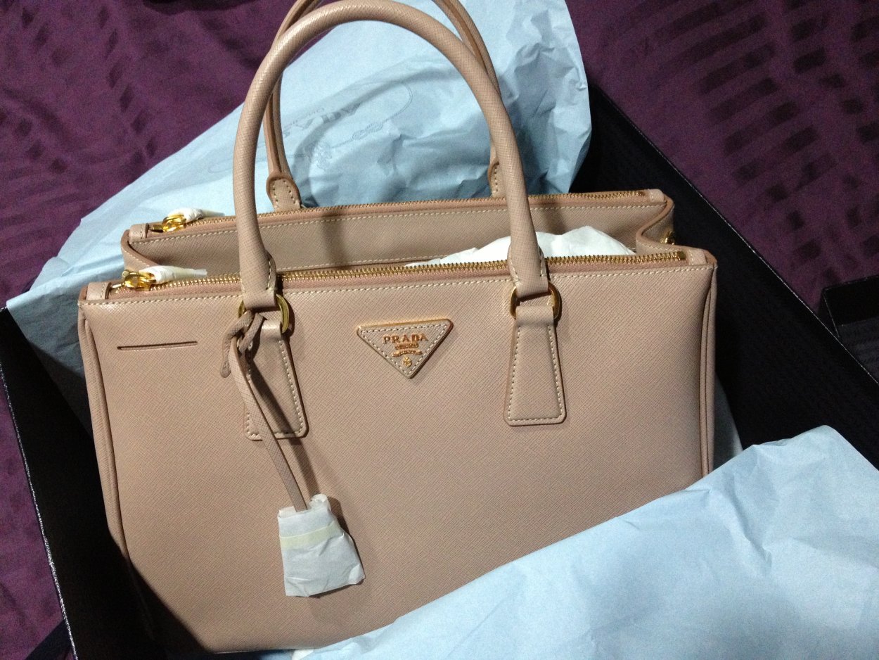 Prada Saffiano бежевая и желтая