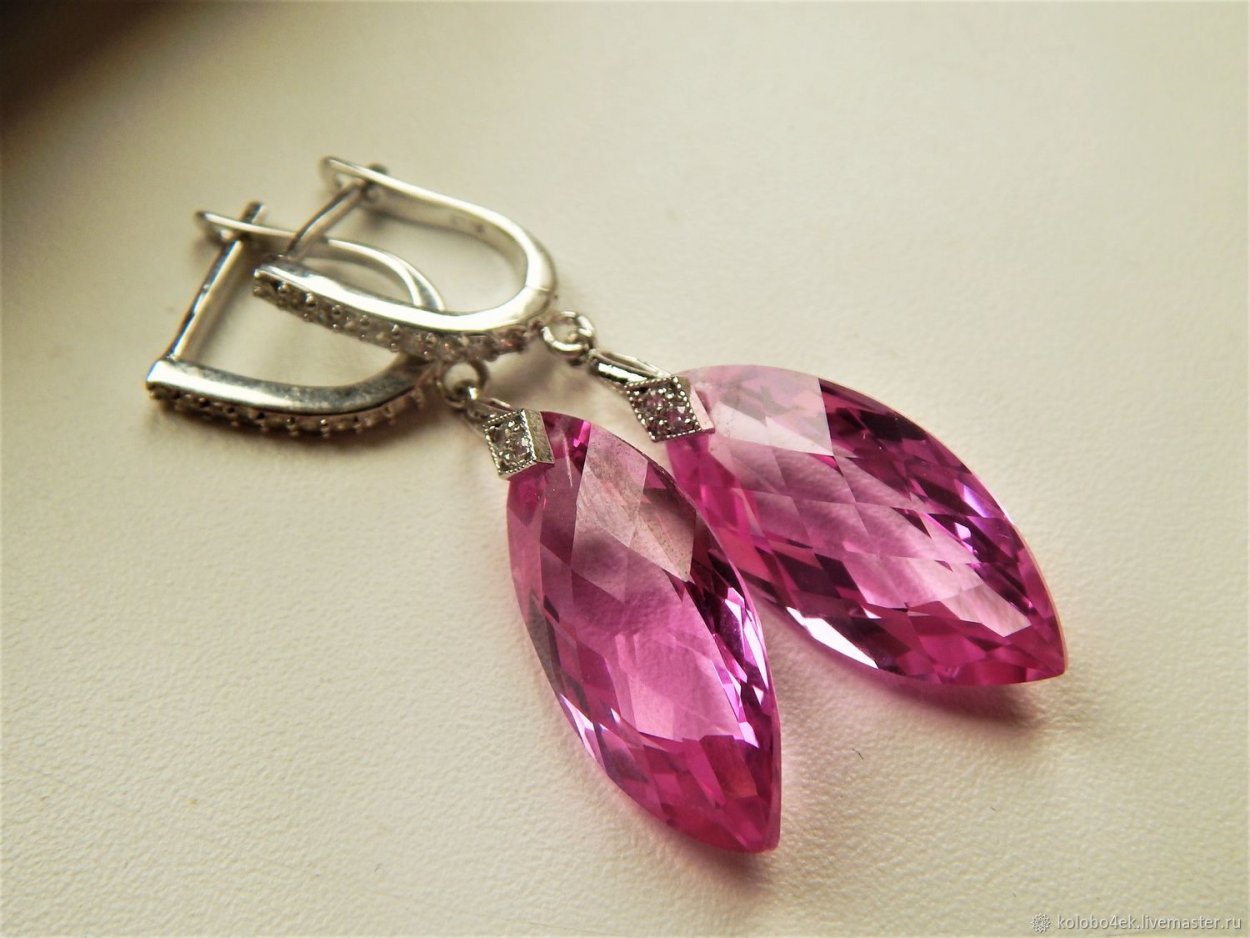 Серьги с розовым камнем