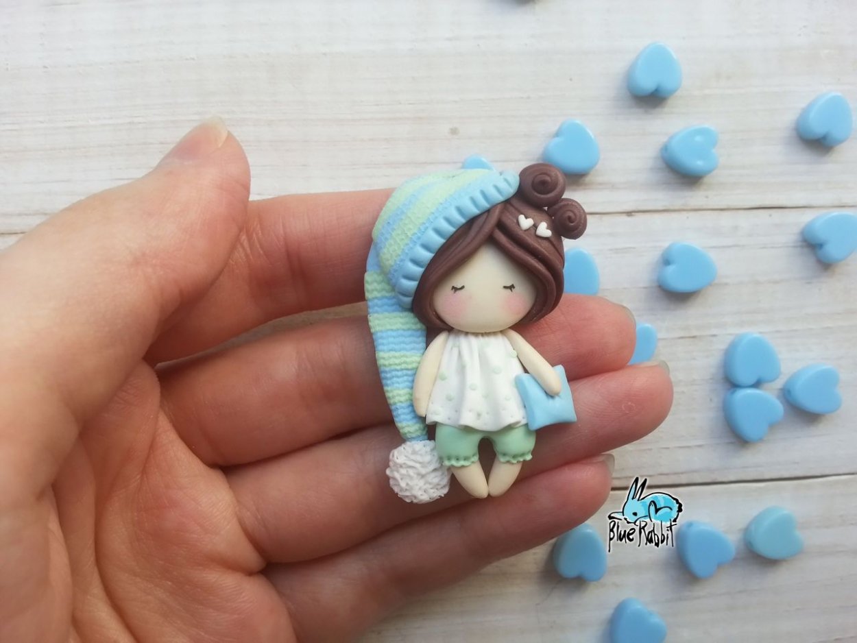 Кукла брошь из полимерной глины
