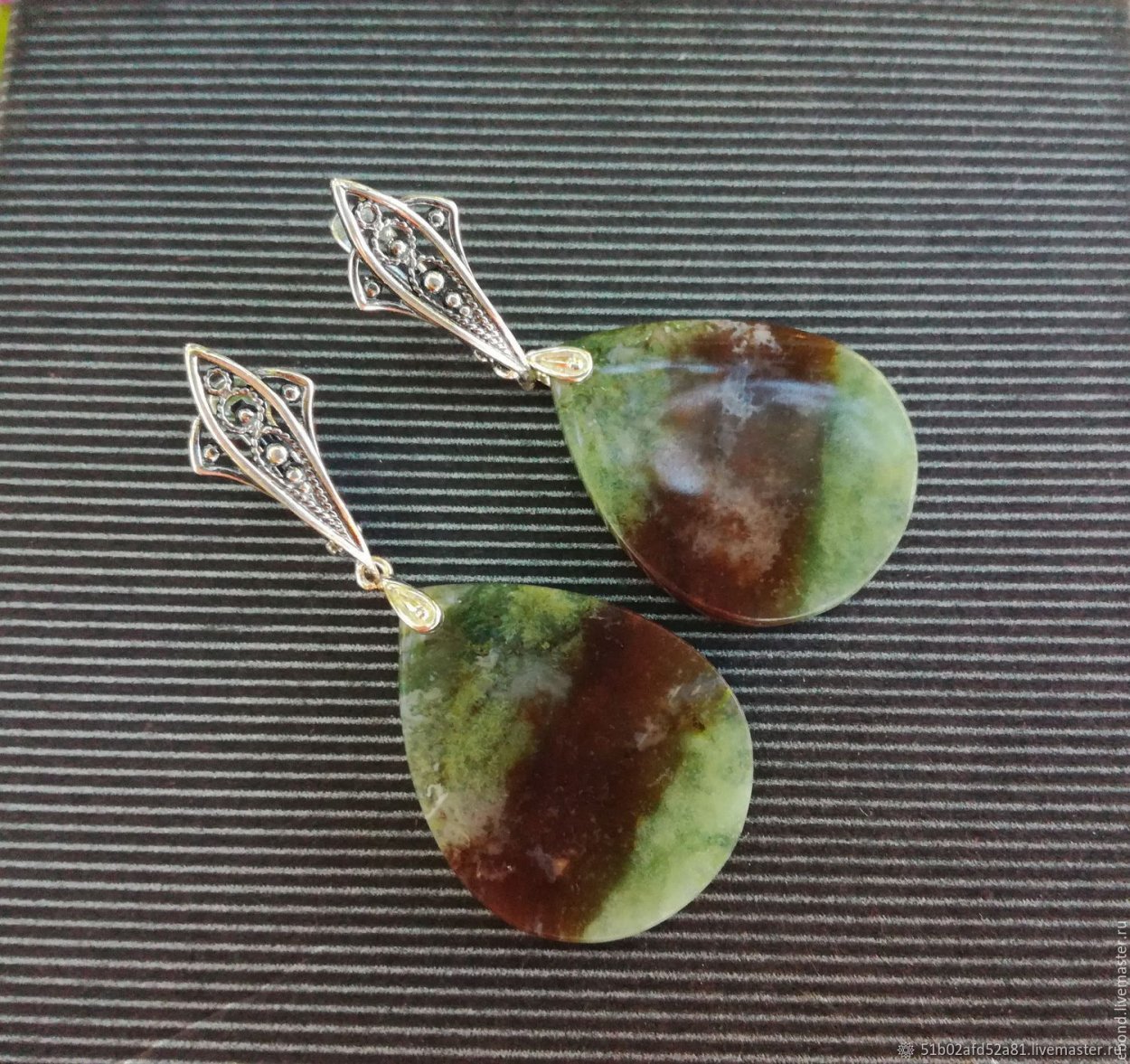 Украшения из Агата на девушке