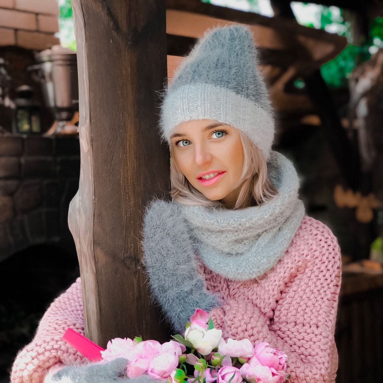 Белая шапка с помпоном