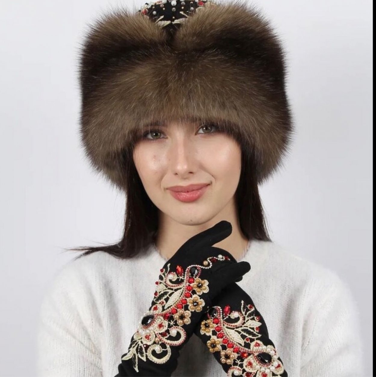 Красивая девушка в меховой шапке