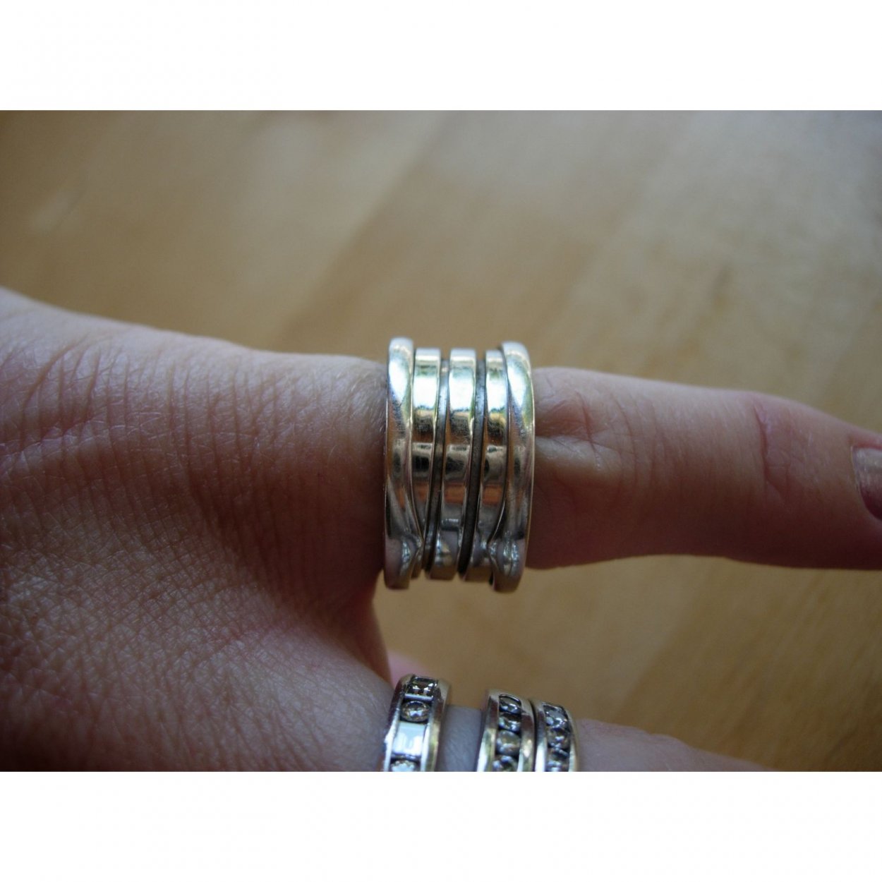 Кольцо Bvlgari на руке