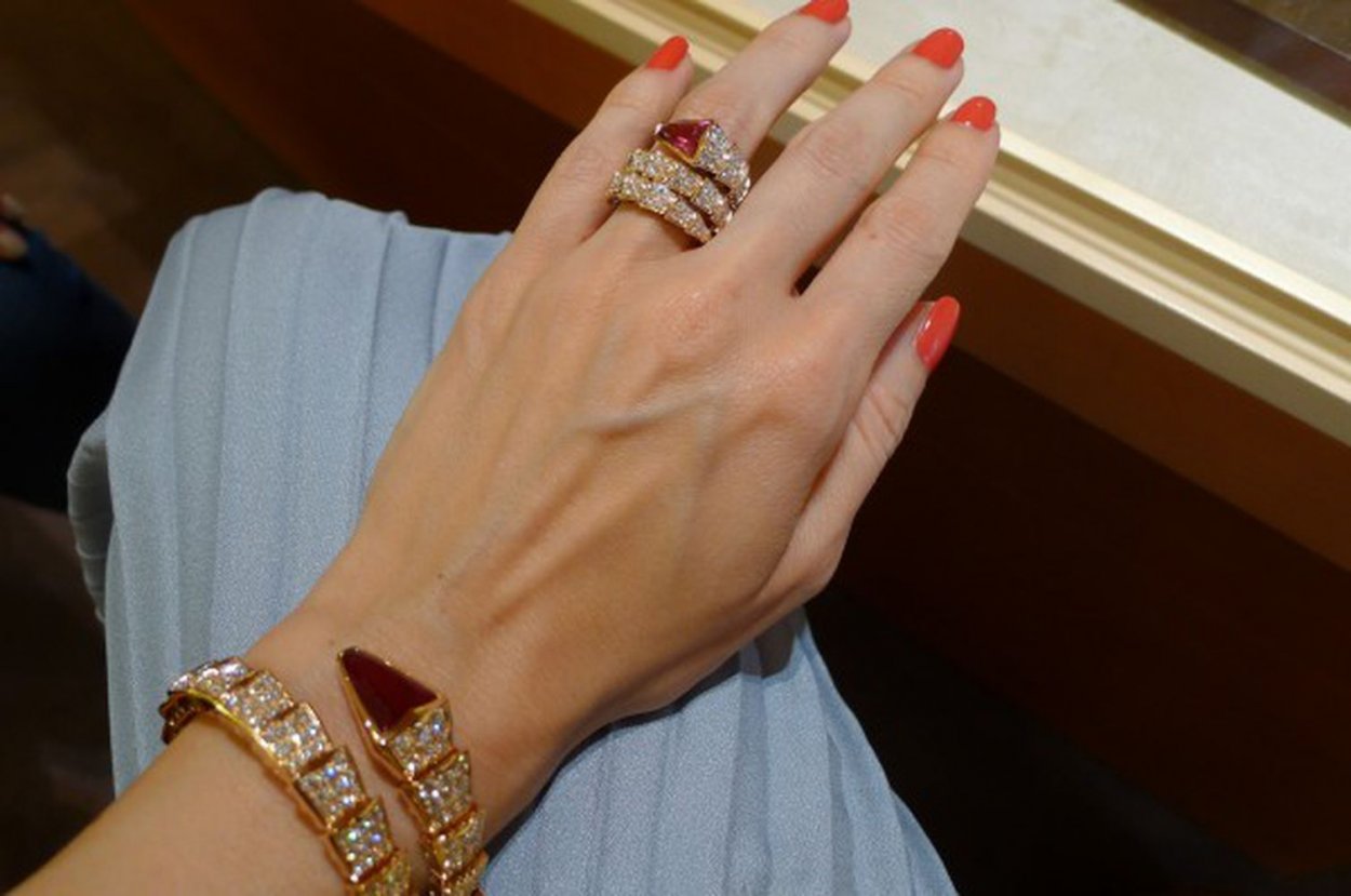 Кольцо Bvlgari Serpenti на руке