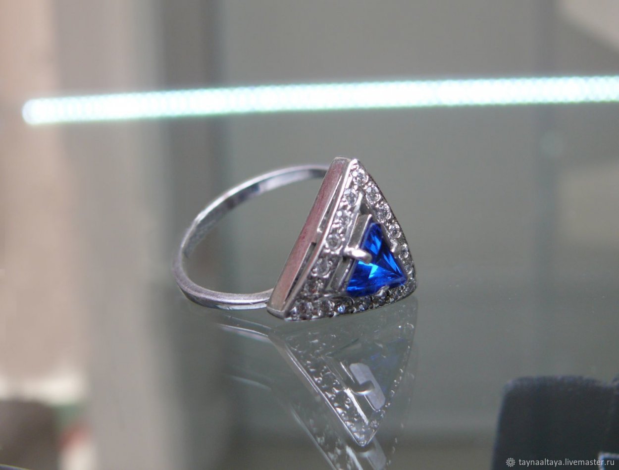 Серебряное кольцо с треугольным камнем