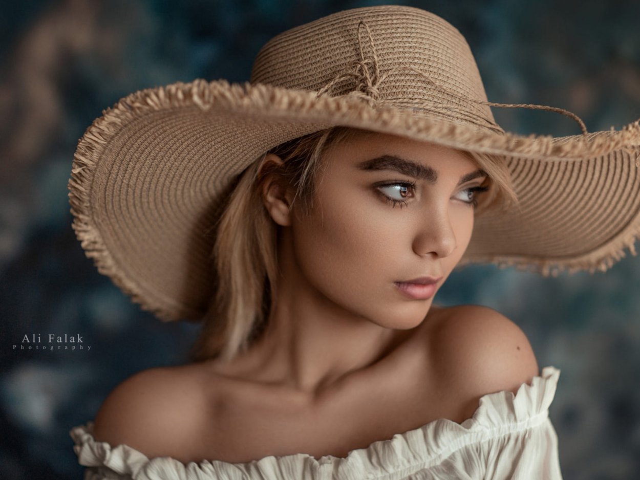Красивая дама в шляпе