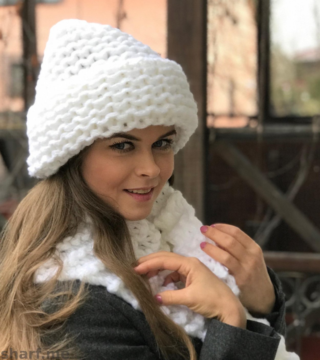 Шапка с отворотом спицами для женщин