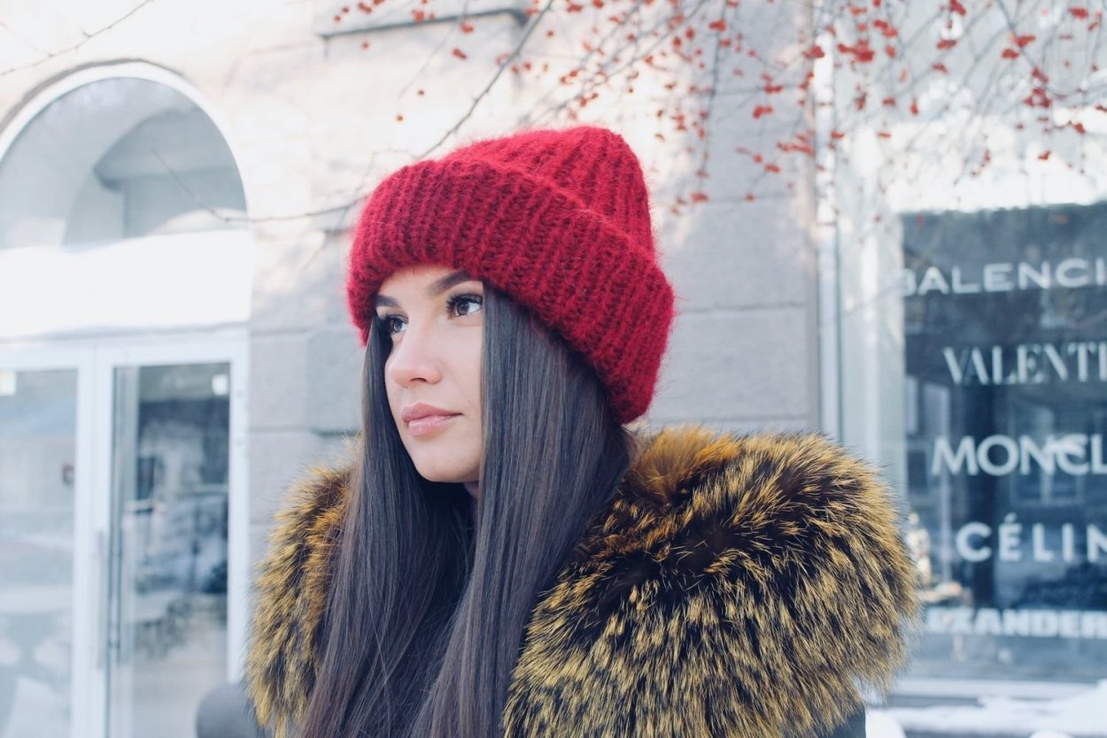 Шапка с отворотом спицами для женщин