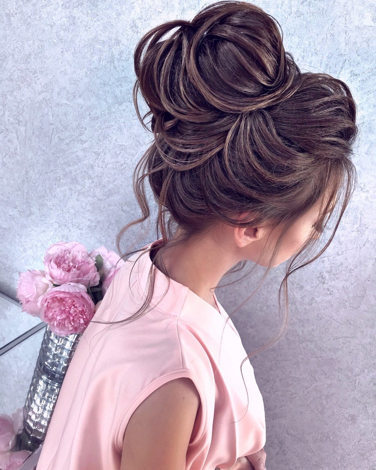 Прическа messy bun