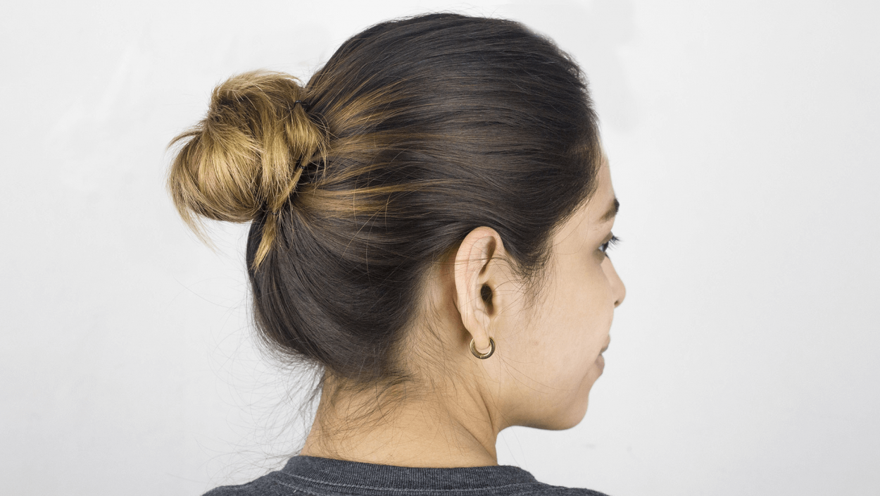 Прическа messy bun