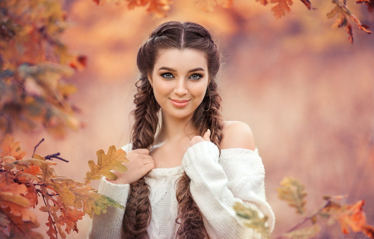 Красивая девушка с косой
