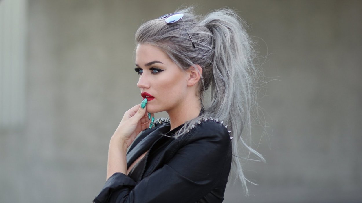 Дафна Хикс Grey hair