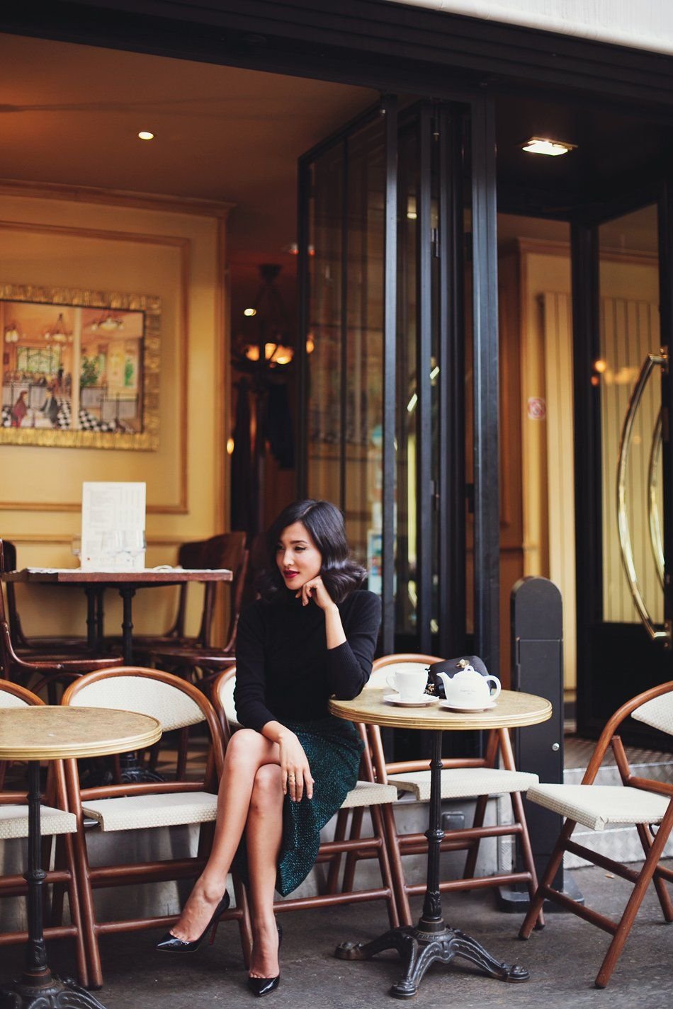 Девушка с каре в кафе