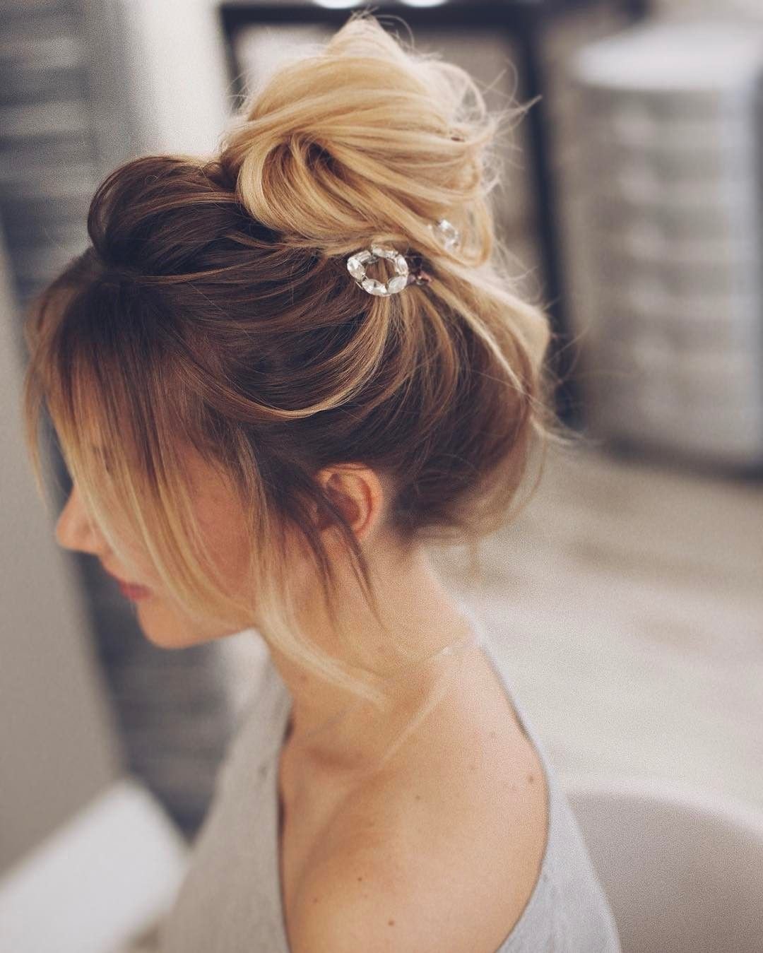 Прическа messy bun