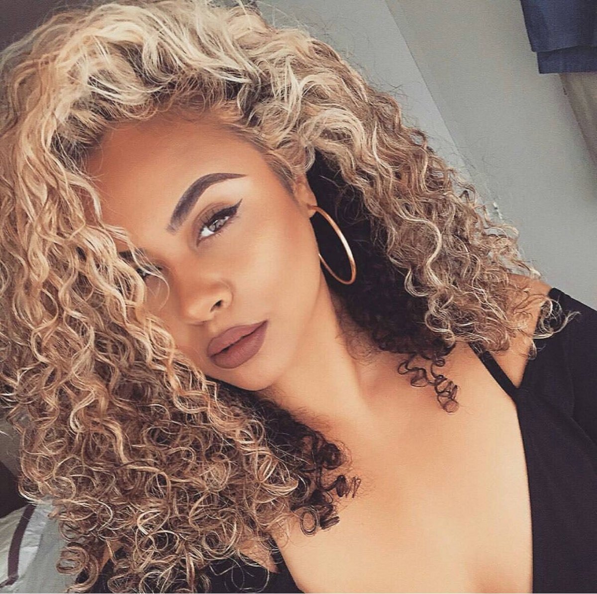 Curly Brown певица