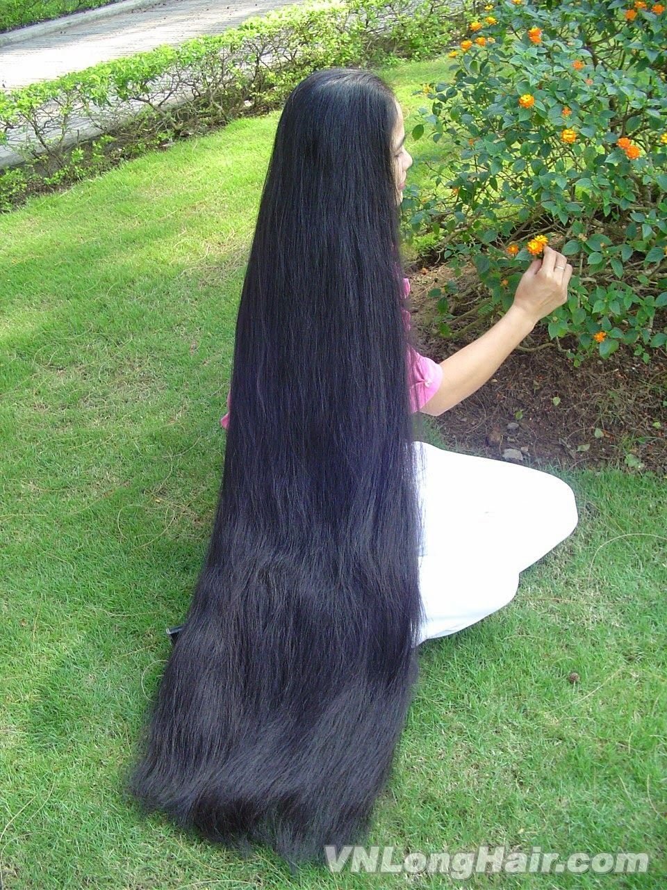 Длинные красивые волосы видео. Девушки с очень длинными волосами. Девушка с длинными черными волосами. Девочка с очень длинными волосами.