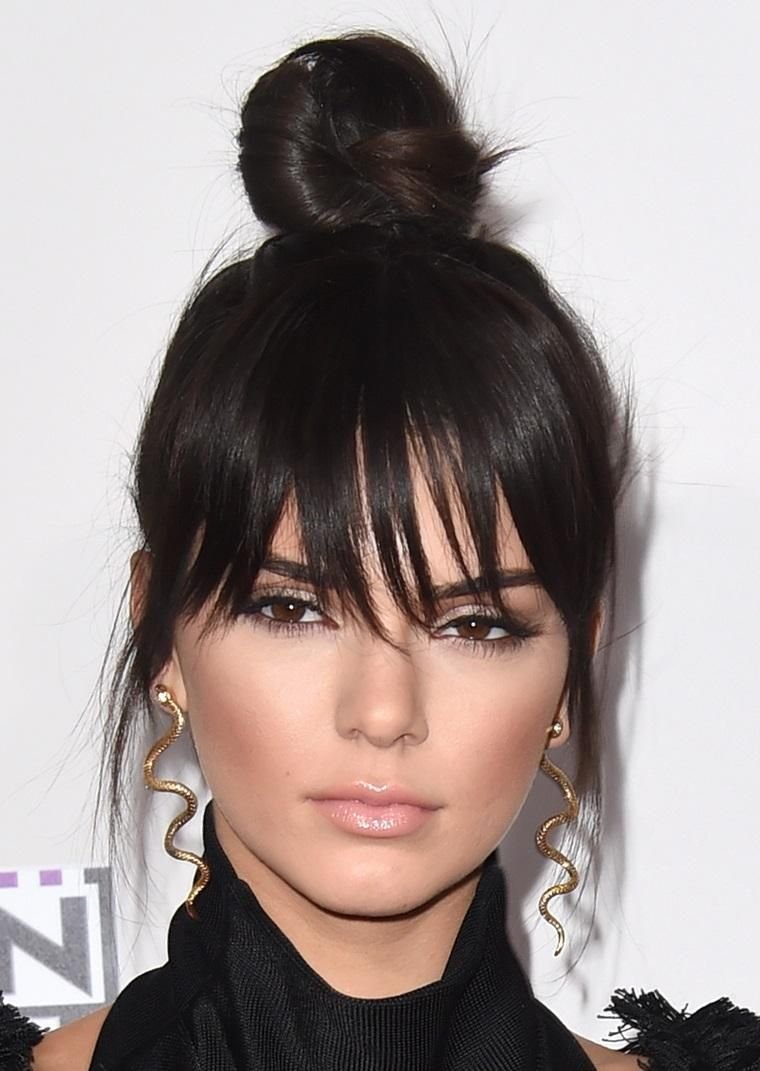 Прическа messy bun