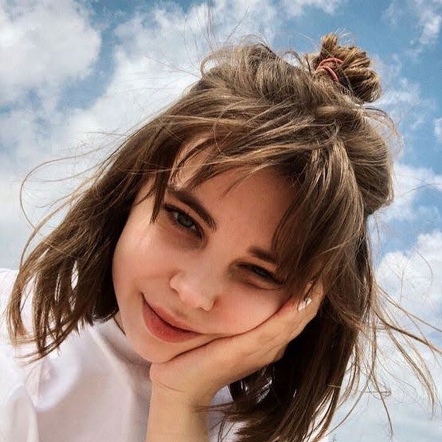 Лили Коллинз стрижка