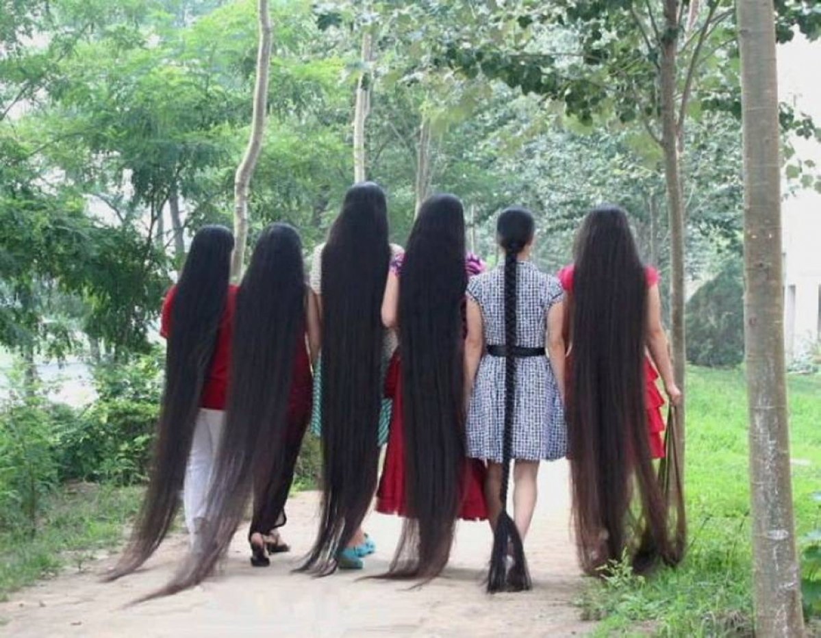 Длинные волосы всегда. Самые длинные волосы. Женщины с очень длинными волосами. Девушка с самыми длинными волосами. Волосы до пят.