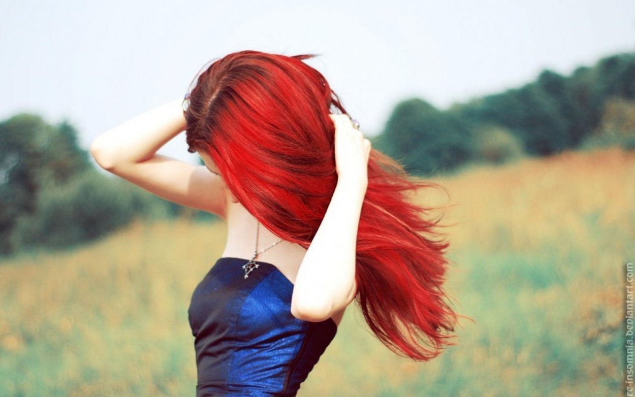 Красные волосы со спины