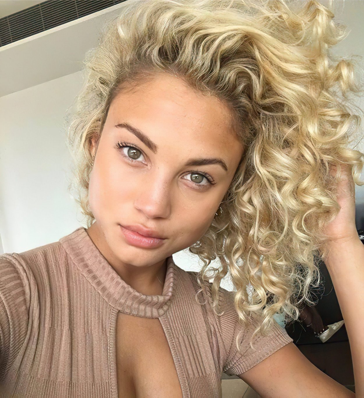 Rose Bertram тёмные волосы