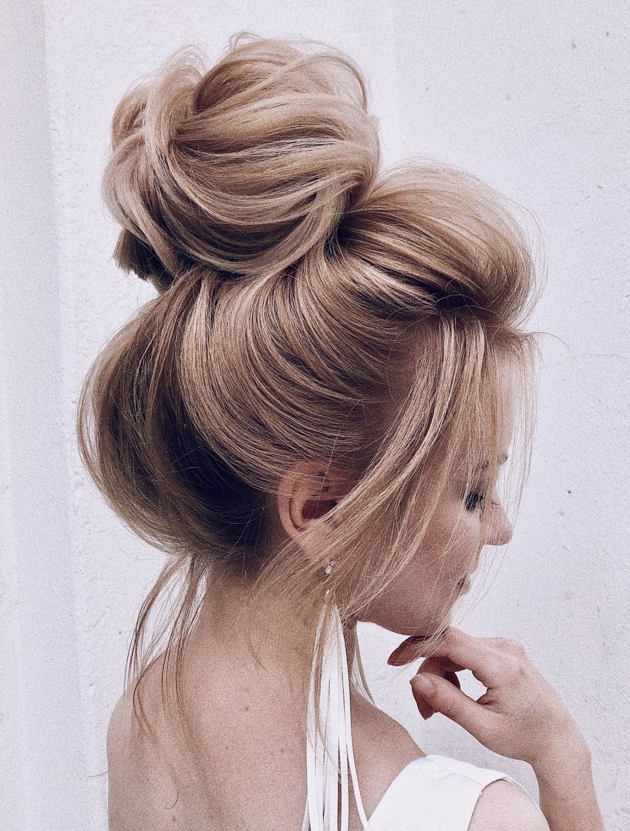 Прическа messy bun