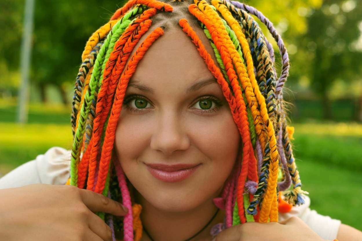 Много косичек с челкой