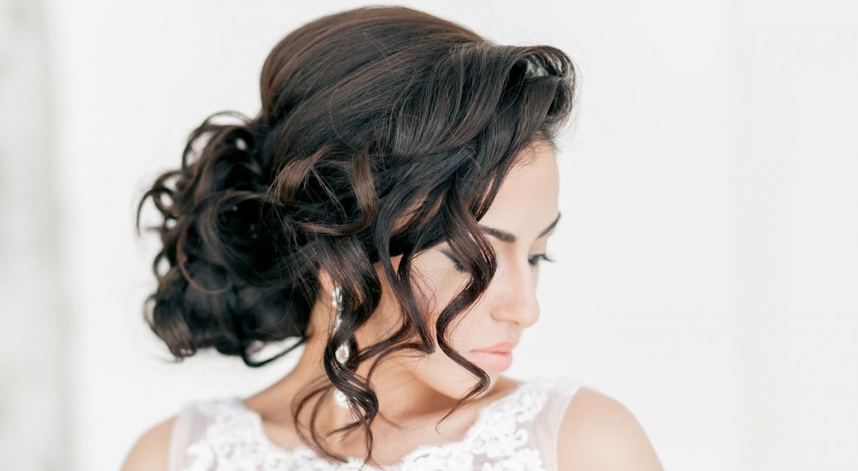 Прическа messy bun