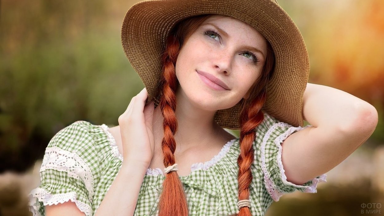 Рыжая девушка с косами
