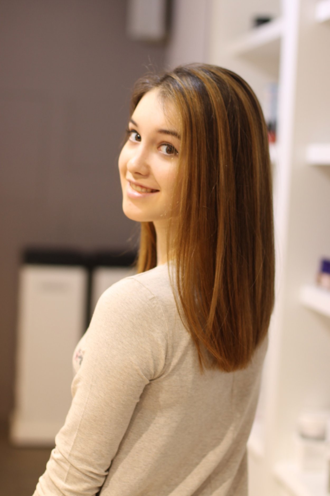 Длинные прямые каштановые волосы