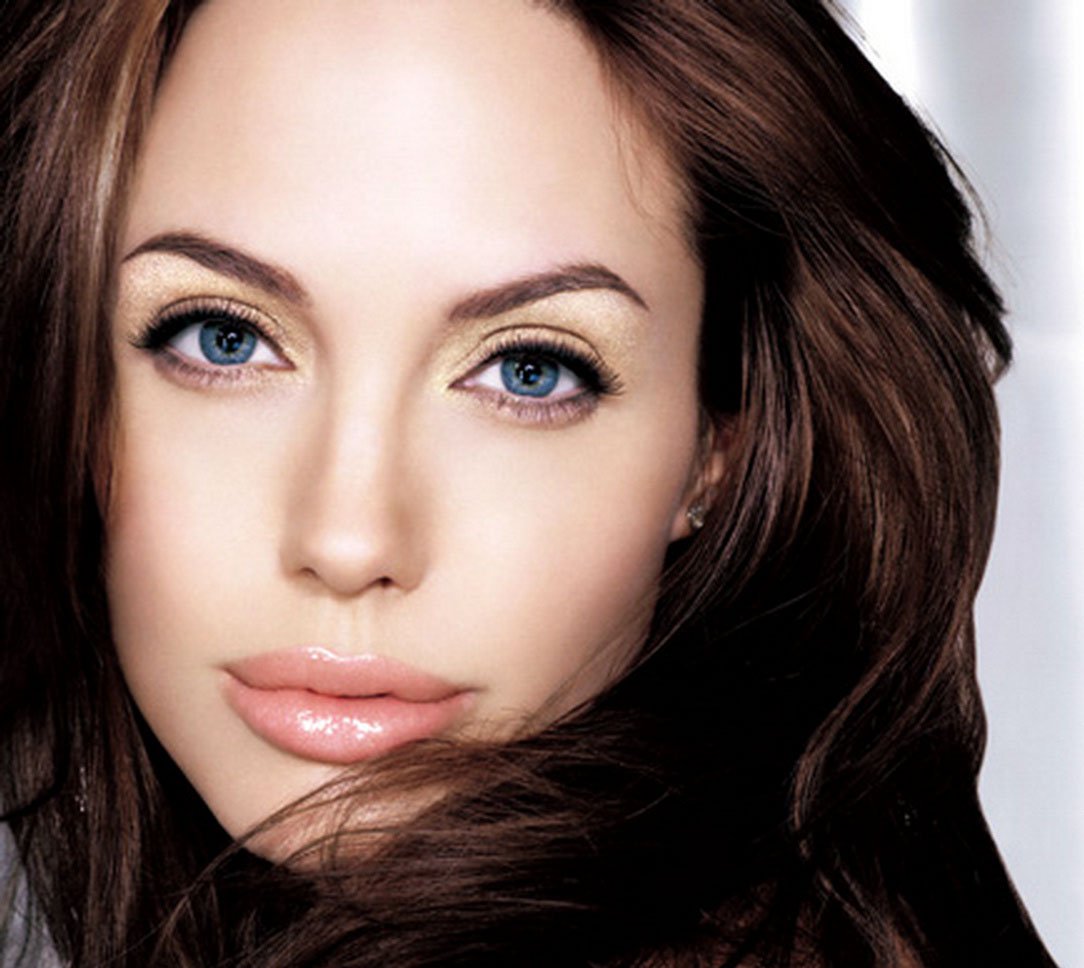 Анджелина Джоли голубые глаза