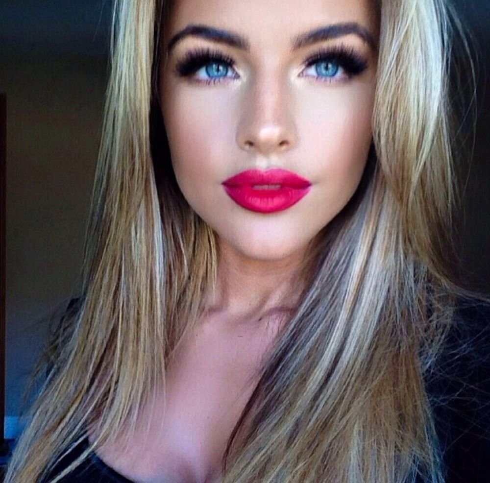 Jean Watts с красной помадой