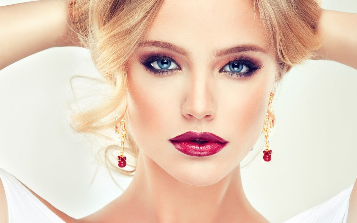 Fashionable Makeup for Brown Eyes and blonde hair