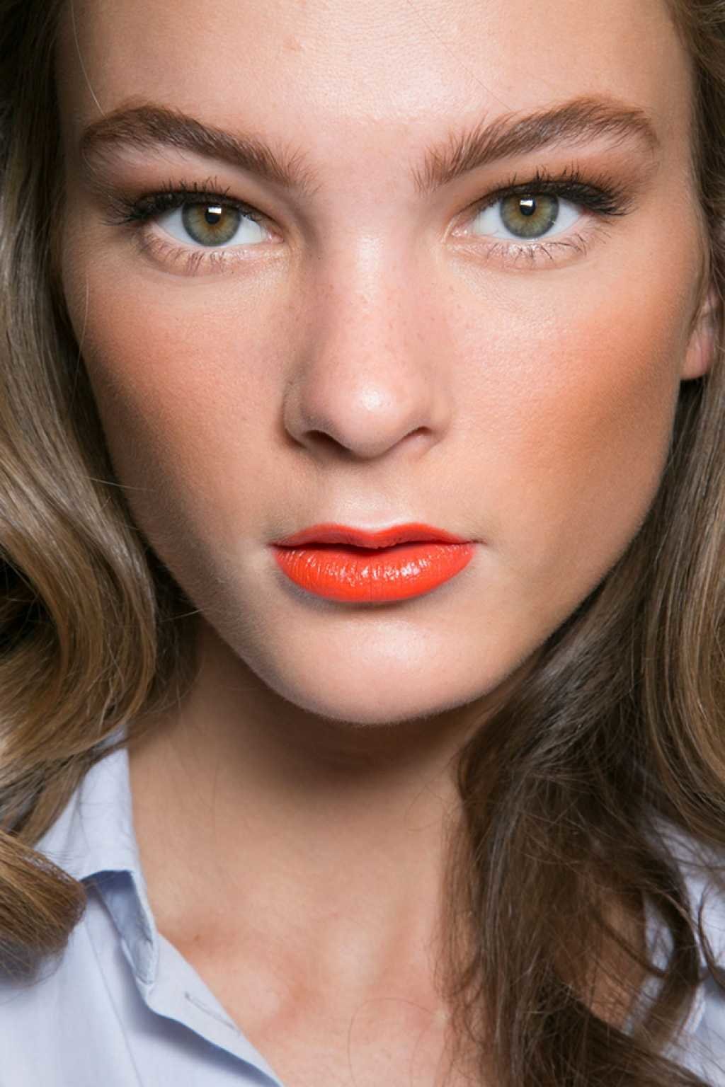 Julia Saner губы
